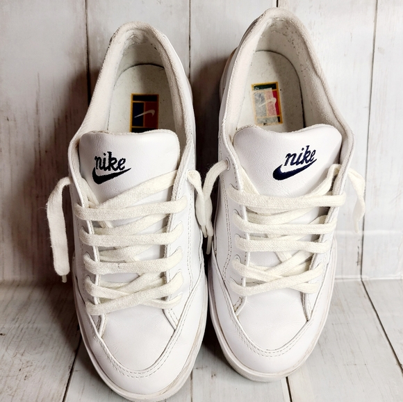 ‼️SOLD‼️Nike Vintage Style Sneakers - Picture 3 of 5